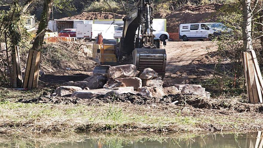 Per poder treballar en sec es desviarà l&#039;aigua amb pedres