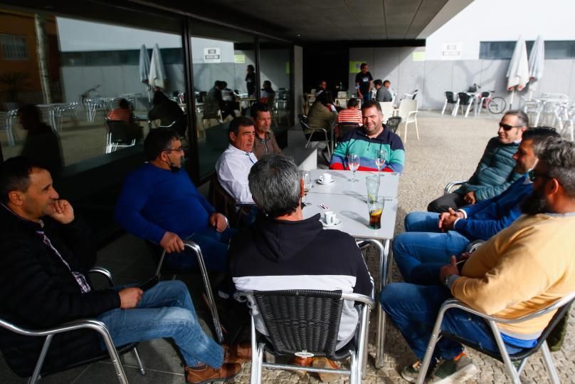 Los bateeiros se reunieron ayer en A Illa. | // IÑAKI ABELLA