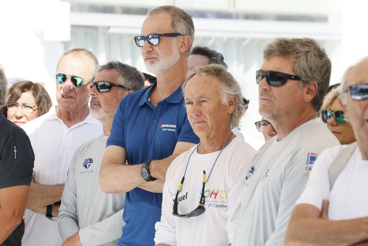 PALMA, 04/08/2026.- El rey Felipe VI, durante un homenaje póstumo a los regatistas Manuel Doreste y Javier Vallejo este martes en el Real Club Náutico de Palma antes de participar en la 44 edición de la Copa del Rey Mapfre de Vela. EFE/Ballesteros