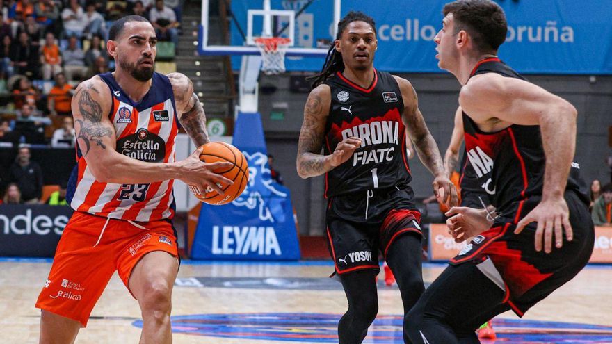 Barrueta entra a canasta ante la defensa de Fjellerup.