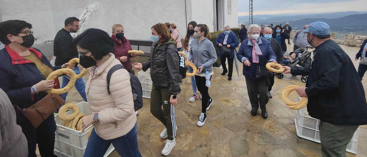 Vecinos recogen su rollo en los aledaños de la ermita de San Cristóbal, este martes.