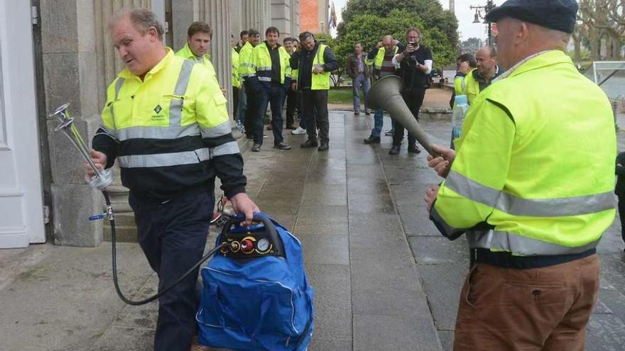 Una protesta de los trabajadores del Parque de Maquinaria en la sede de la Diputación. // Rafa Vázquez