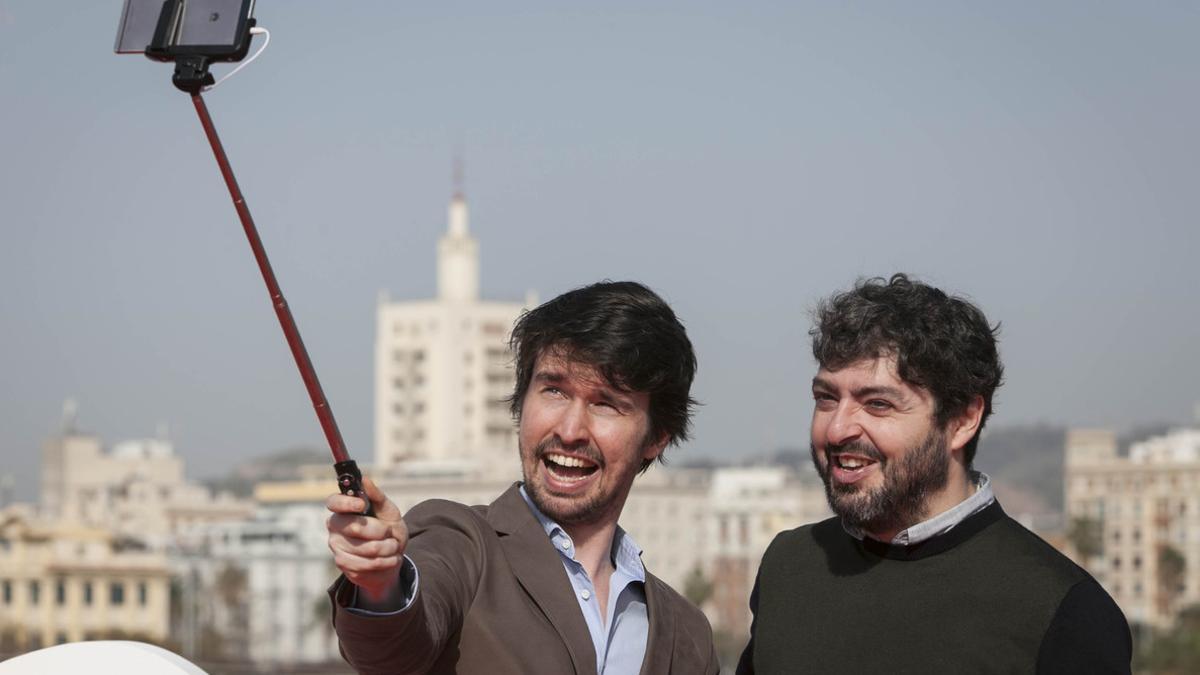 Víctor García León (derecha) y Santiago Alverú, director y protagonista de 'Selfie', en el festival de cine de Málaga.