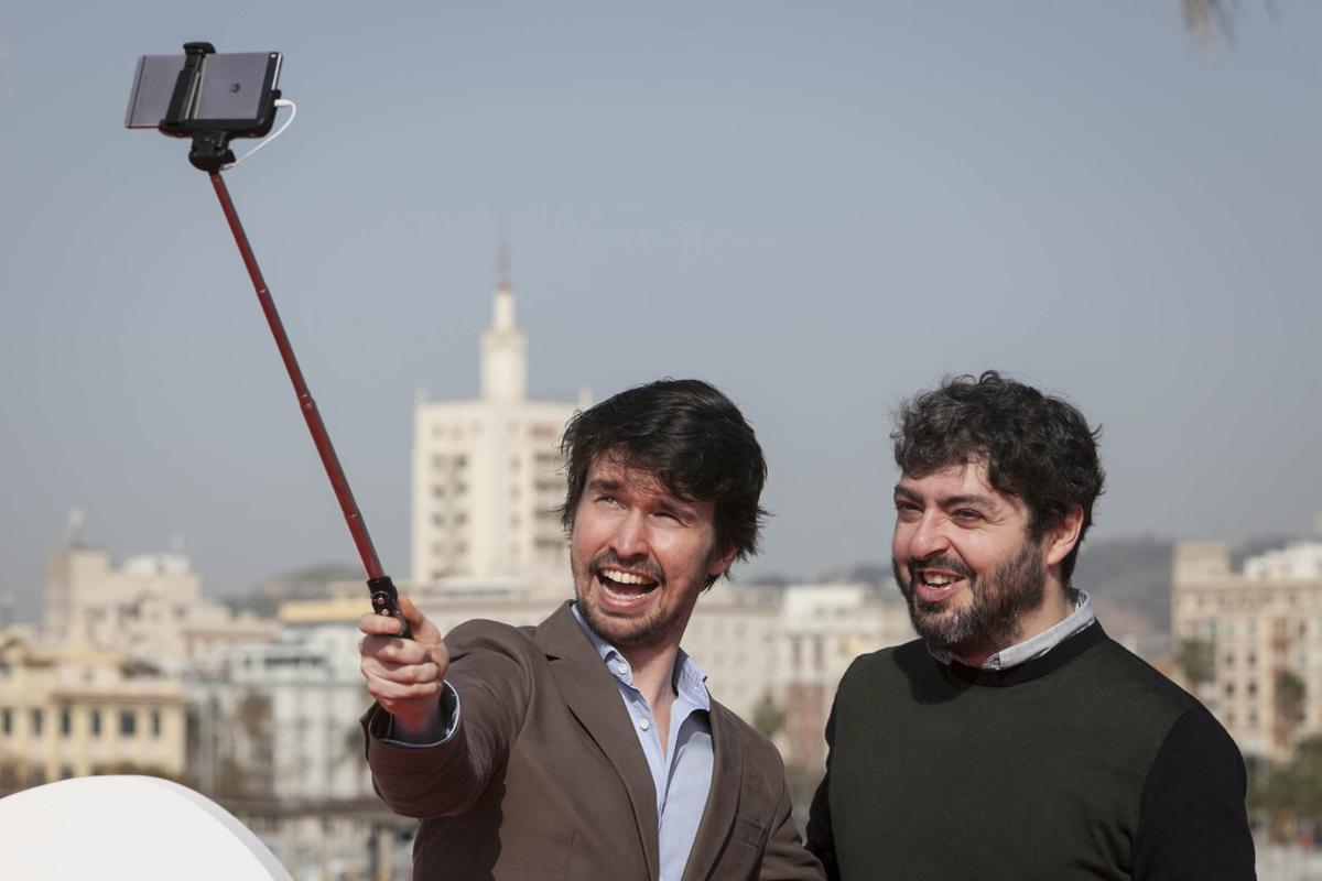 Víctor García León (dreta) i Santiago Alverú, director i protagonista de ’Selfie’, al festival de cine de Màlaga.  