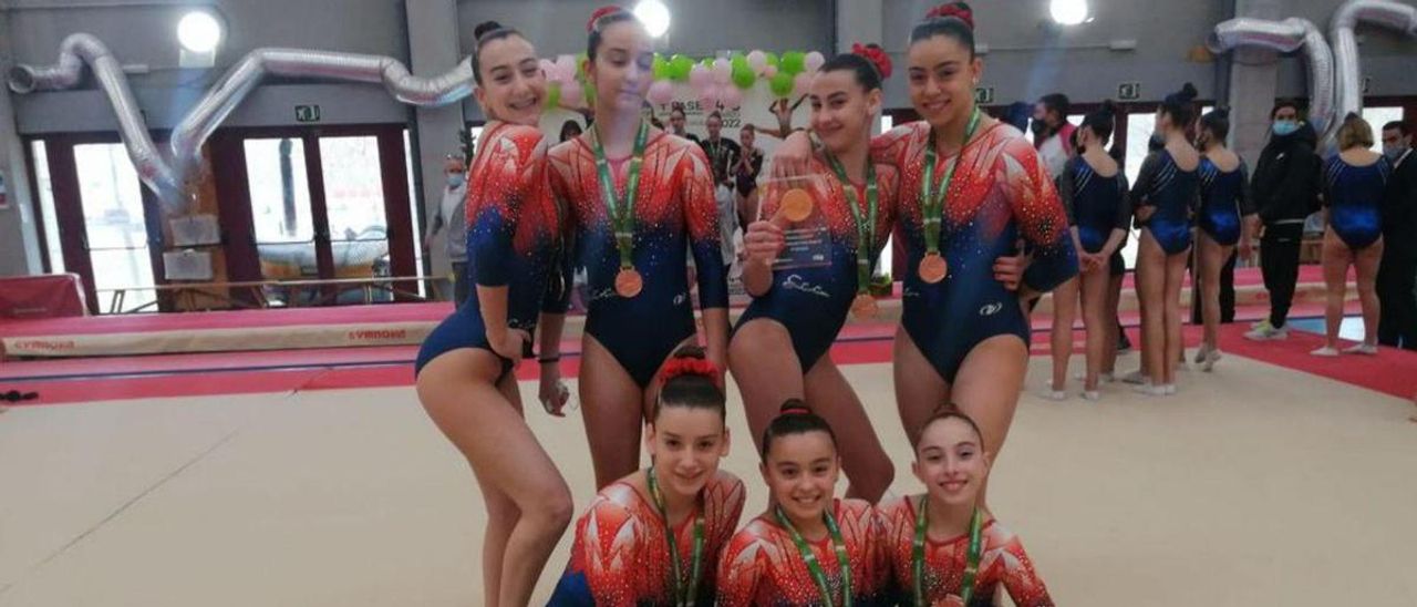 El equipo de gimnasia del Grupo, con las medallas logradas. | RGCC