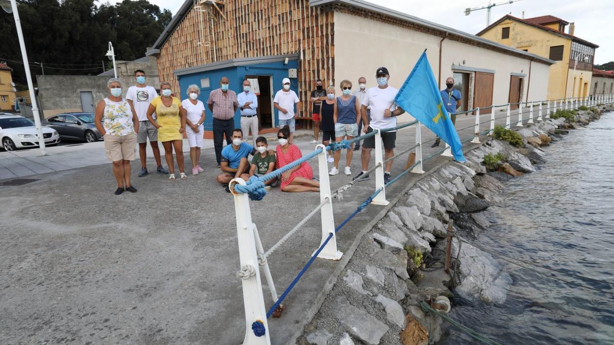 Vecinos de Llaviana, tras la presentación de la candidatura.