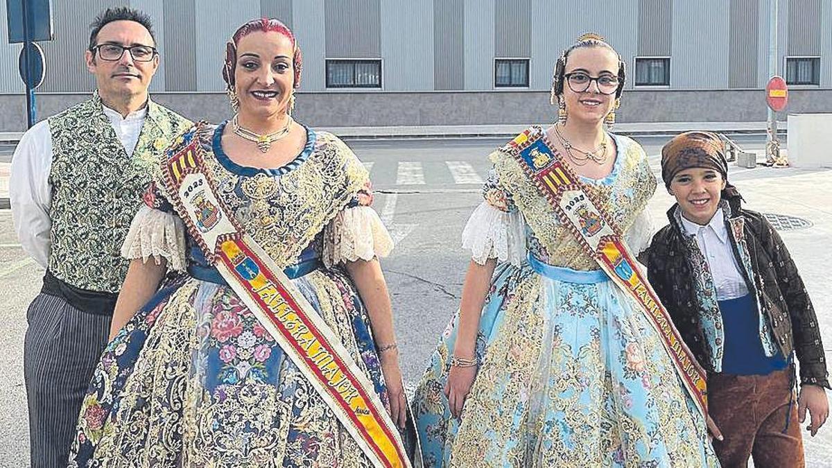 Los dos presidentes, Vicente y Oriol, junto a las falleras, Jéssica y Victoria.