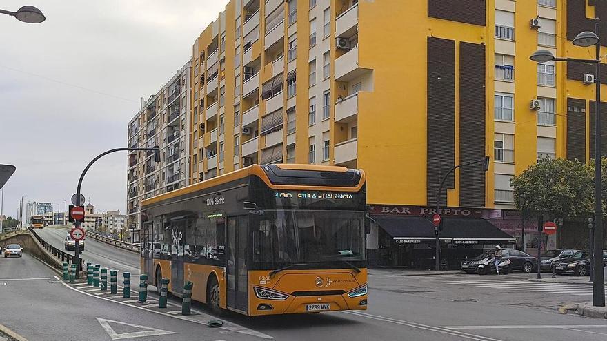 "Es imposible para un turista extranjero utilizar el autobús metropolitano a València"