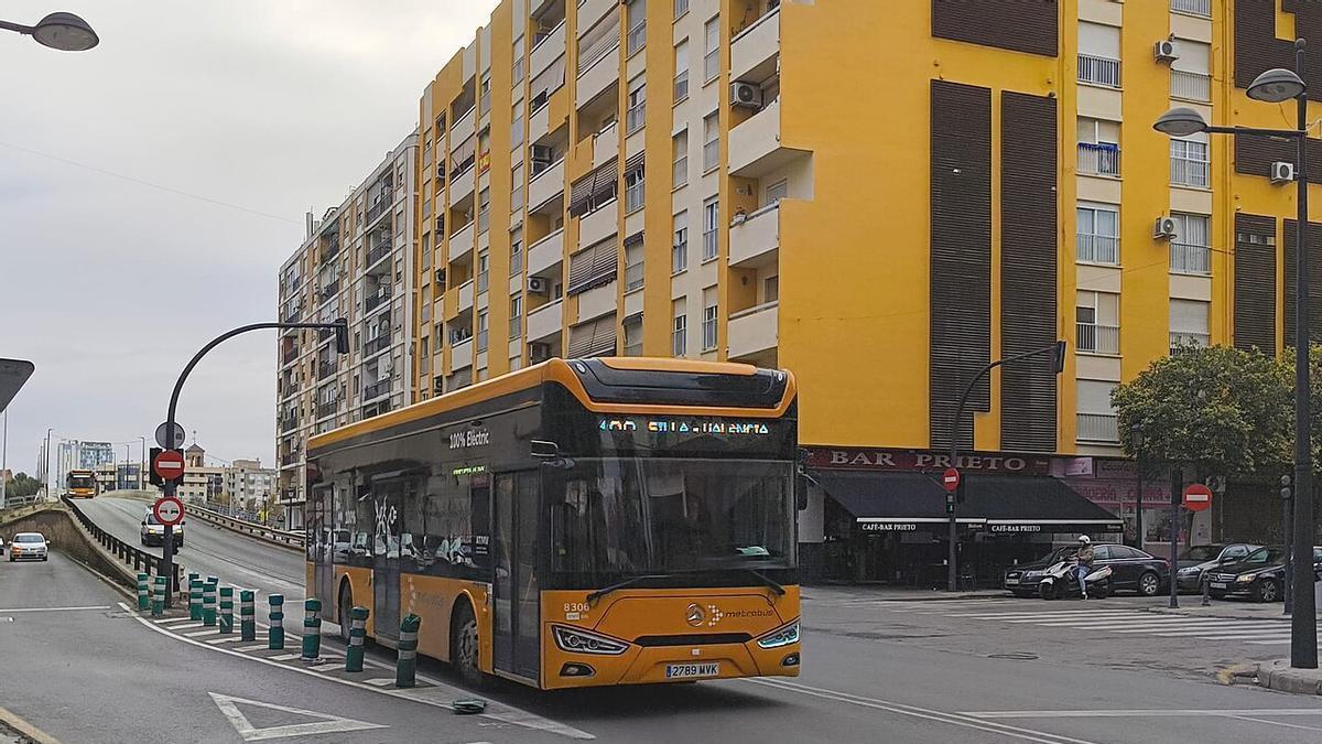 Autobus metropolitano que une la capital con los pueblos de l'Horta Sud.