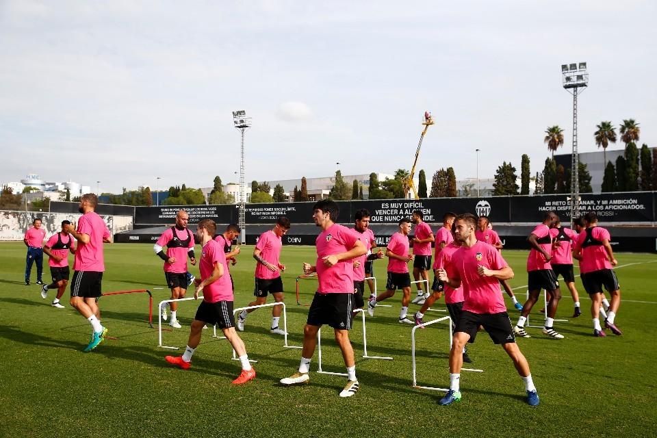 El Valencia, con las camisetas de color rosa.