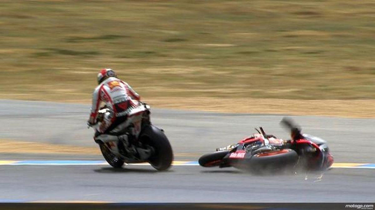 Pedrosa i Simoncelli durant la caiguda de l’espanyol a Le Mans.