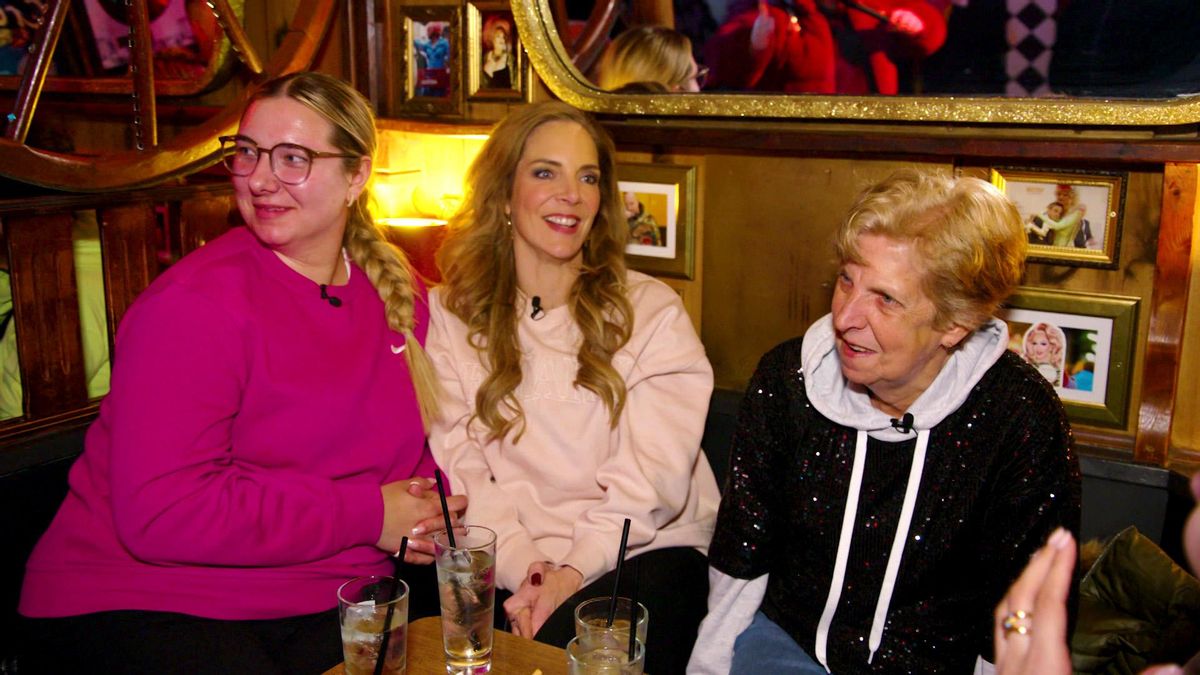 Danni Büchner, Joelina und Jada Karabas (nicht im Bild) feiern Oma Rosis nachträglichen Geburtstag in der Olivia-Jones-Bar.