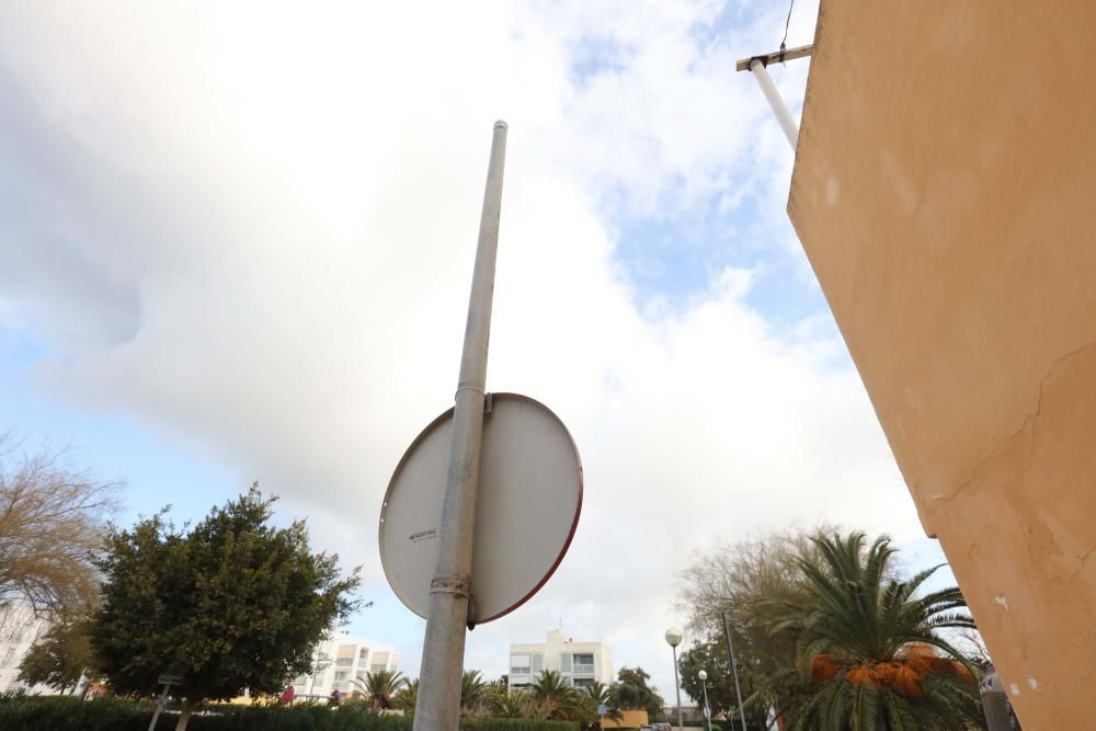 Vecinos del barrio de Sant Jordi denuncian  la situación de «abandono» que vive la zona