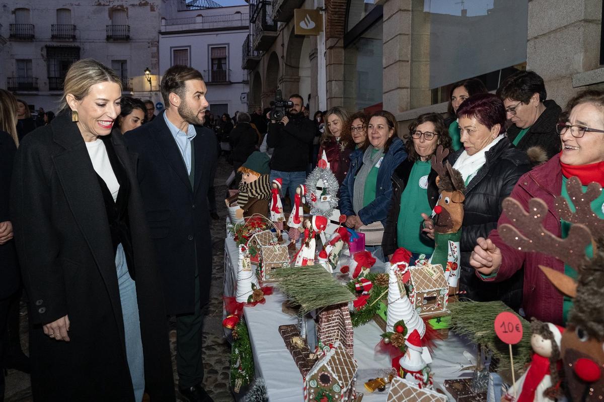 La candidata del PP a la reelección, María Guardiola, visita un mercadillo navideño en Jerez de los Caballeros.
