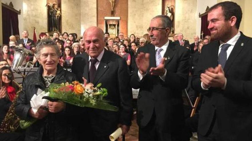 Sara Blanco, Raúl Álvarez, Tino Sierra e Iván Allende, durante la entrega de la &quot;Avellana de plata&quot; de la Coral Polifónica Piloñesa en Infiesto, ayer.