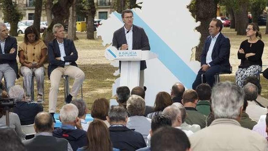 Feijóo, centro, ayer con sus conselleiros en Lugo. // E. Trigo/Efe