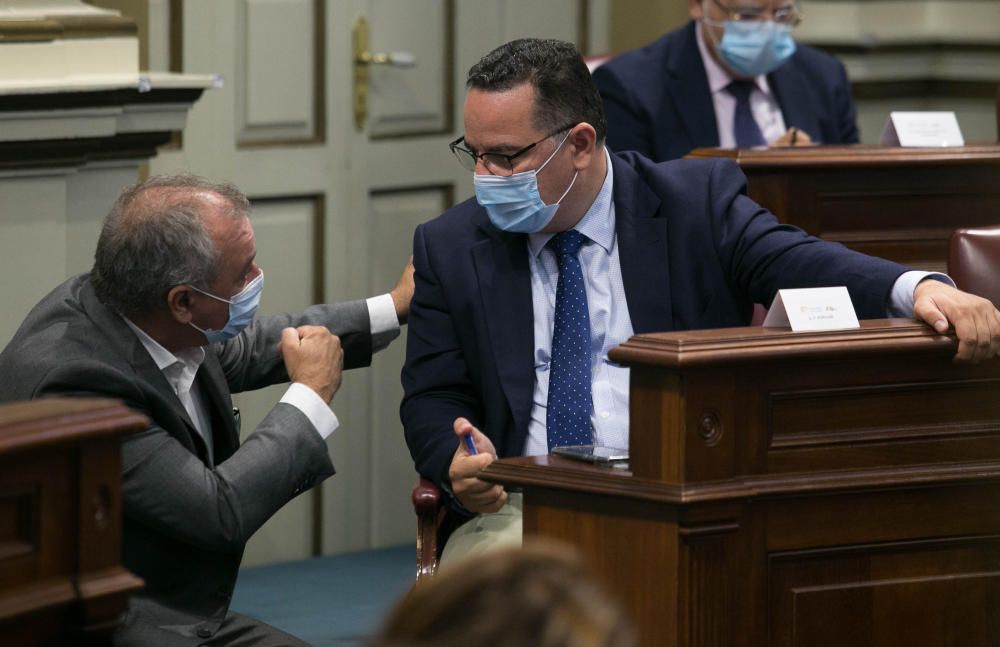 Pleno en el Parlamento de Canarias