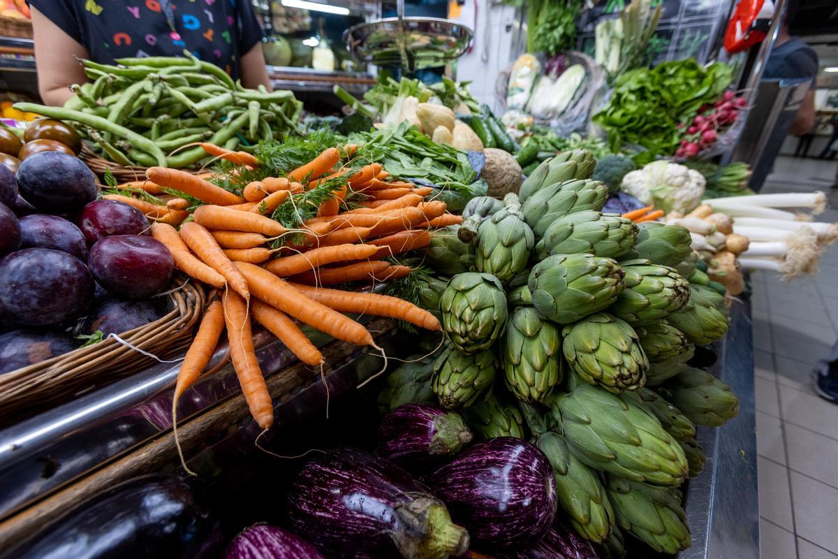 Un puesto de verduras en un mercado.