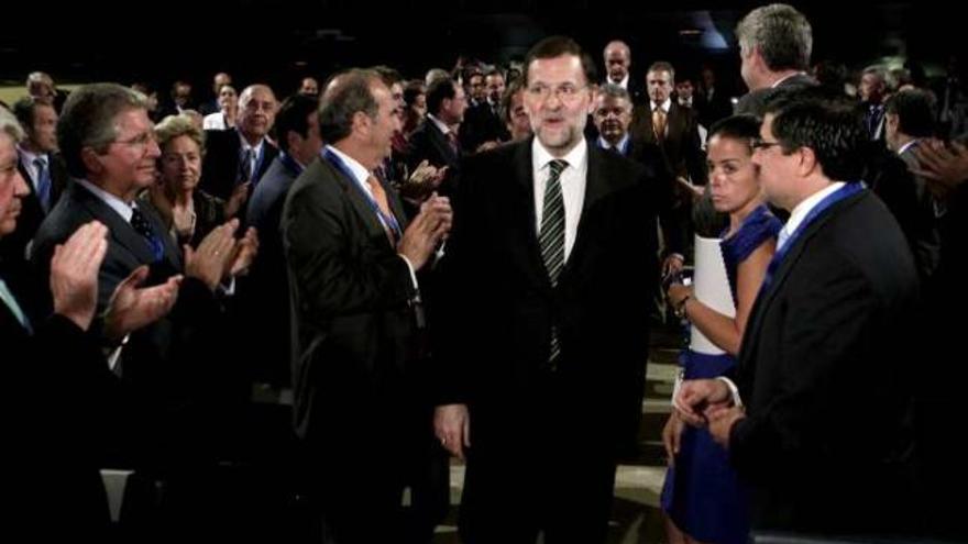Rajoy, aplaudido a la llegada a la asamblea de la patronal CEOE en Madrid.