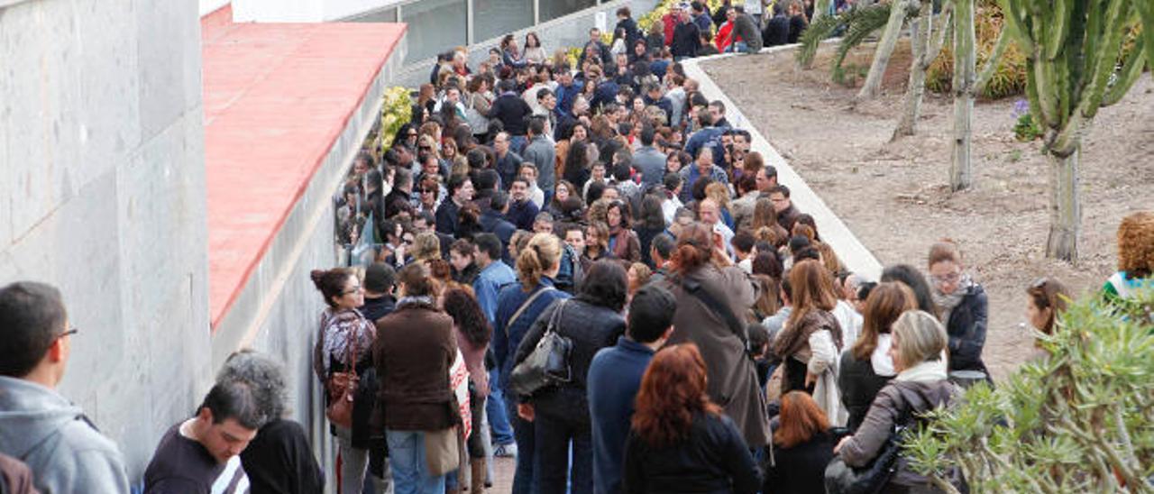 Opositores antes de una prueba en el campus de Tafira.