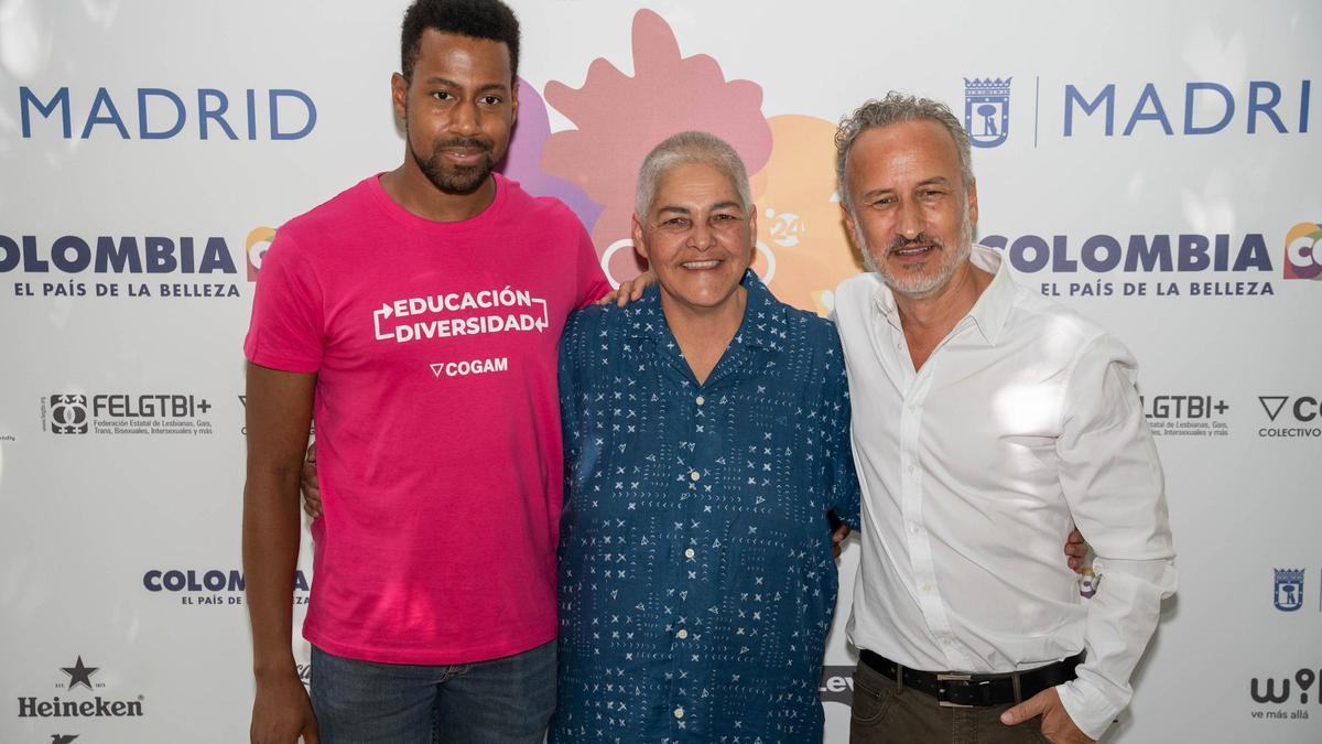 Ronny de la Cruz, presidente del COGAM; Uge Sangil, presidenta de la FELGTBI; y Alfonso Llopart, presidente de la AEGAL (Asociación de Empresarios y Profesionales LGTBI+ de Madrid).