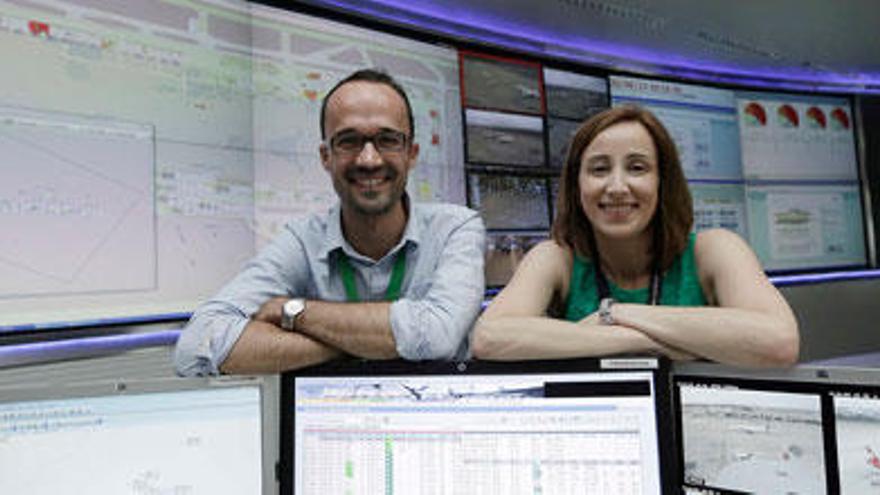 Eva Valenzuela y Borja Ciprián, en el Centro de Gestión Aeroportuaria, desde donde se controla todo Son Sant Joan.