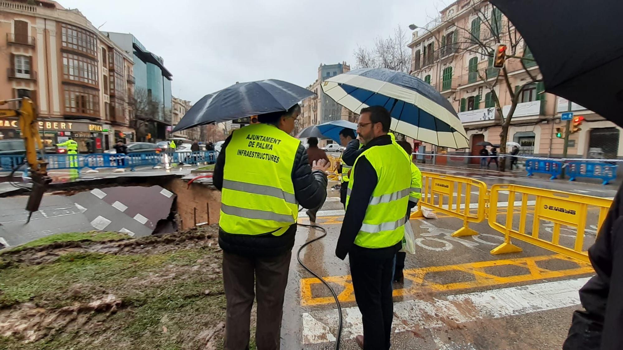 La borrasca Juliette provoca un socavón en las avenidas de Palma