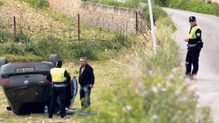 Se da a la fuga tras arrollar a un hombre tumbado en la carretera