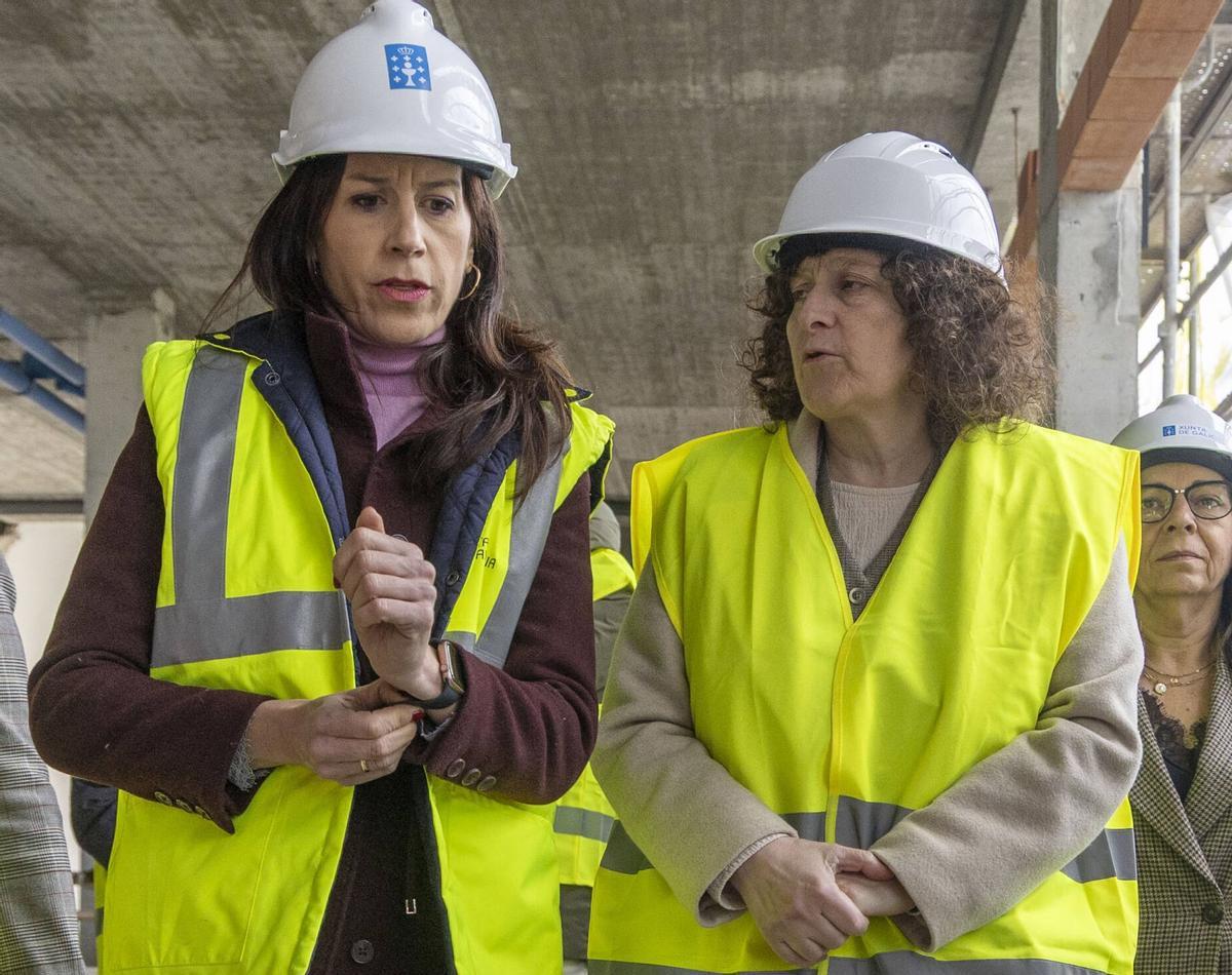 La conselleira Allegue y la alcaldesa Sanmartín, en una obra de vivienda pública