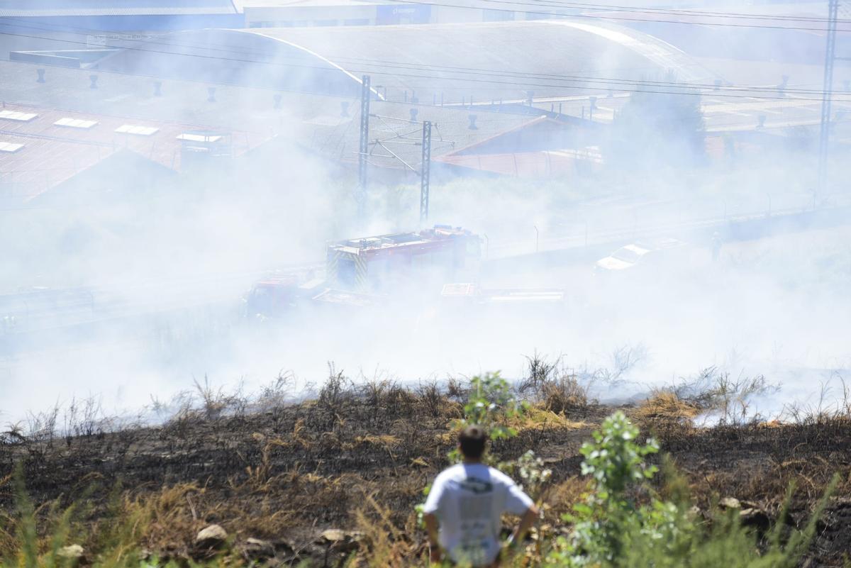 Los bomberos sofocan un incendio en As Rañas