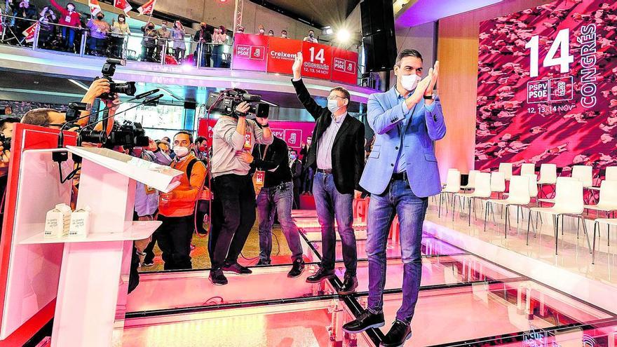 Ximo Puig y Pedro Sánchez aplauden en el escenario del congreso de Benidorm antes de comenzar el acto de clausura, ayer.