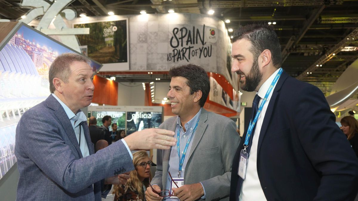 Carlos Mazón y Jose Mancebo charlan con Peter Walton, pte Asociación Europea de Tuperadores de golf en la WTM de 2019