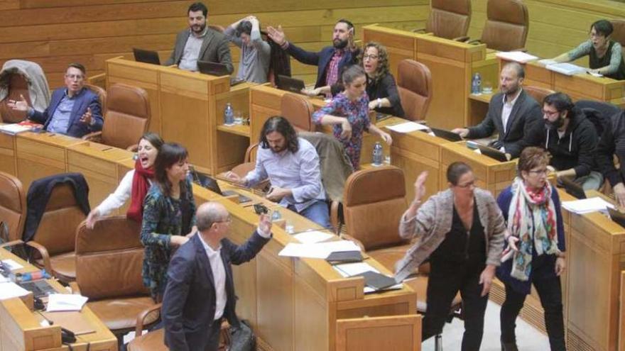 Los diputados de AGE y BNG, los primeros en abandonar el pleno tras la respuesta de Feijóo.//Xoán Álvarez