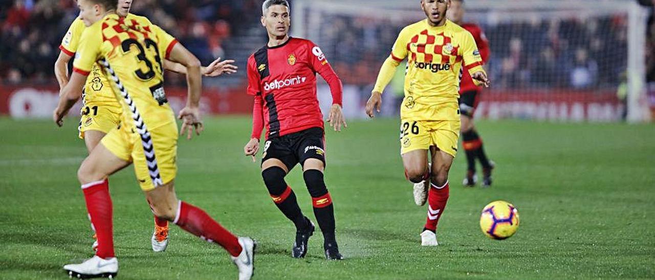 Salva Sevilla pasa el balÃ³n en el partido ante el NÃ stic de Tarragona en Son Moix.
