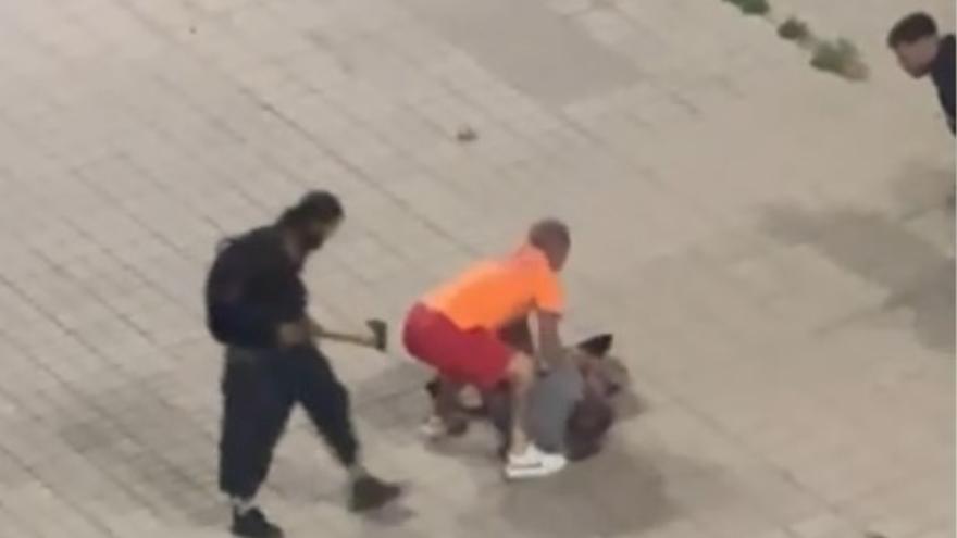 Agreden a hachazos y con barras de hierro a un hombre al que acusaban de robar un móvil en Las Palmas de Gran Canaria