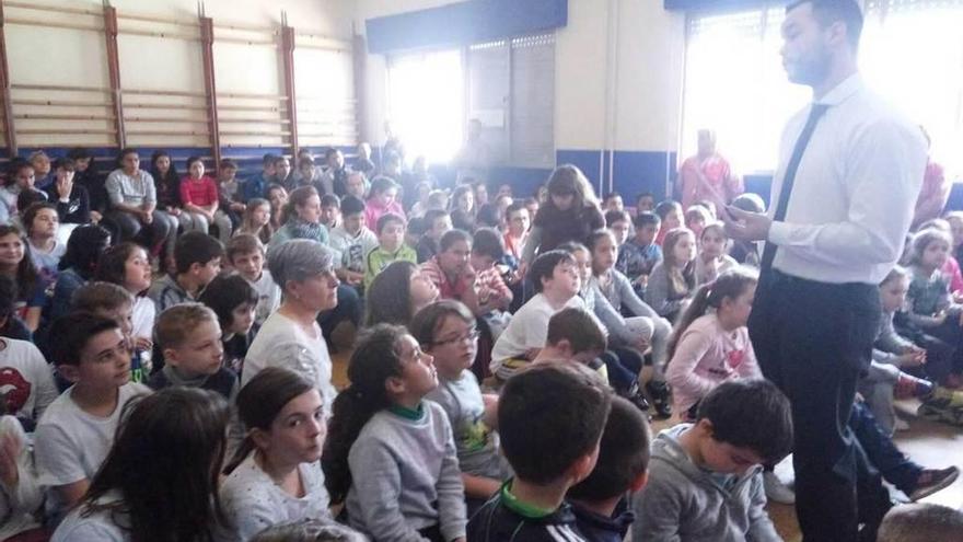 El colegio Marcos del Torniello, con la Banda de Música de Avilés