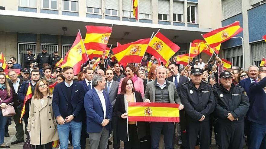 PP, Cs y Vox arropan a la Policía en una concentración de apoyo en Zaragoza