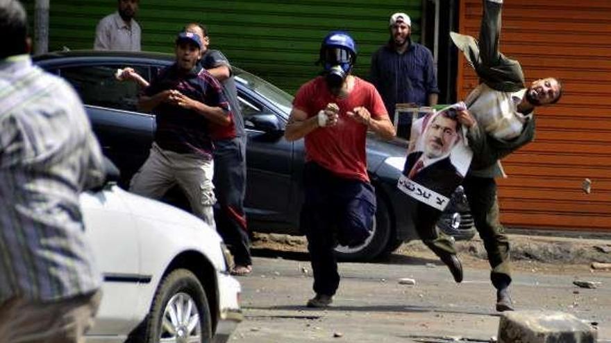 Partidarios de Mursi se enfrentan con defensores del actual Gobierno.  // Efe