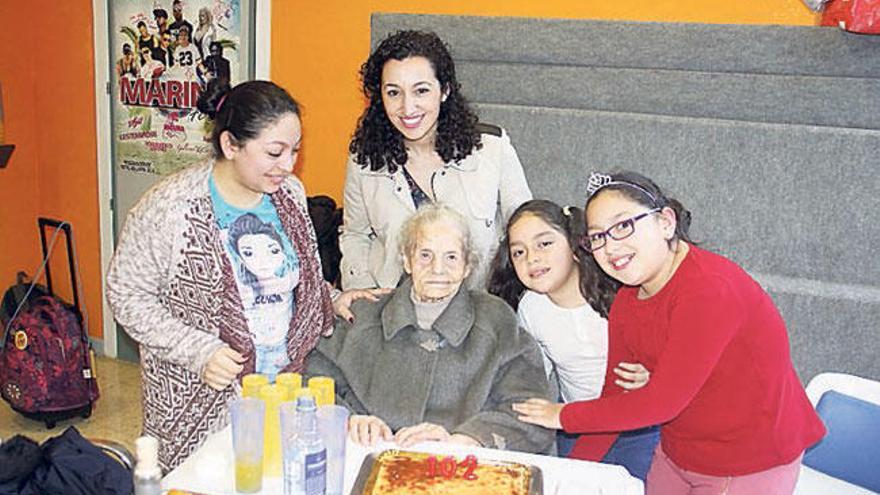 La homenajeada, con su familia y la edil de Benestar Social. // S.A.