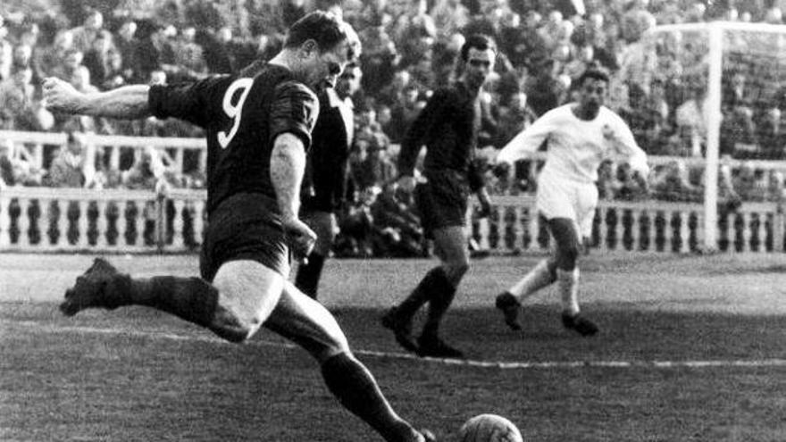 Ladislao Kubala, en un partido con el Barcelona.