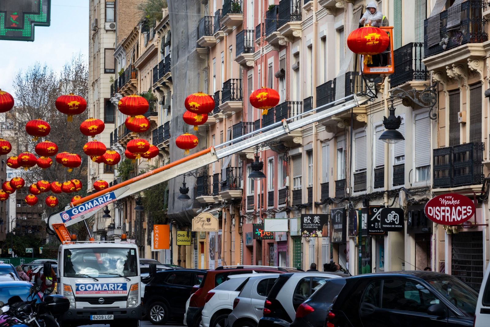 Así ha sido el montaje del nuevo año chino en el Chinatown de València