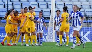 Las jugadoras del Barça felicitan a Clàudia Pina, la autora del 0-1.