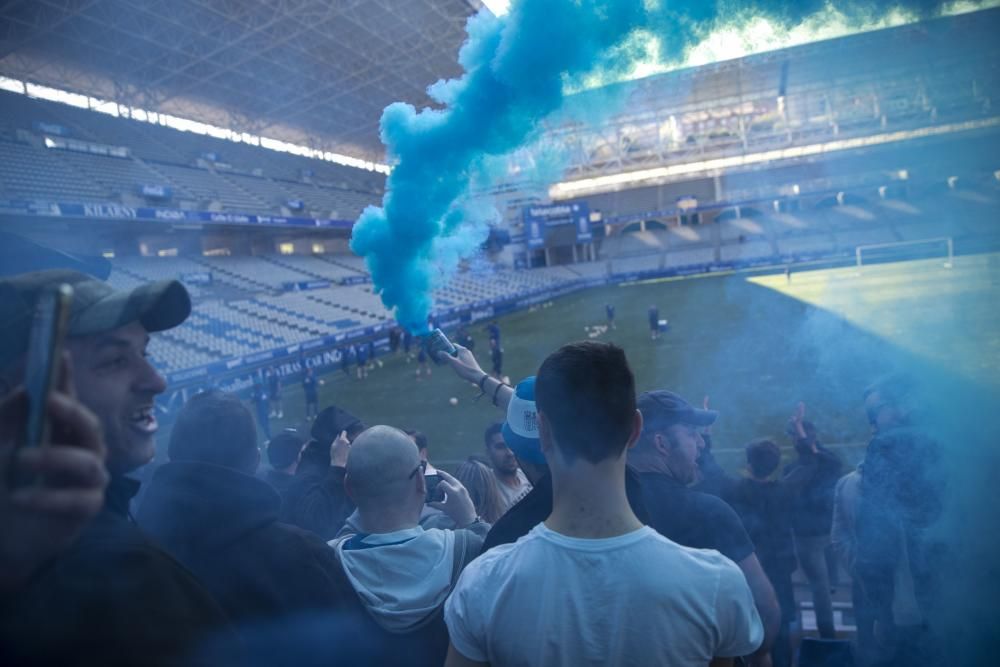 Los oviedistas apoyana a su equipo antes del derbi