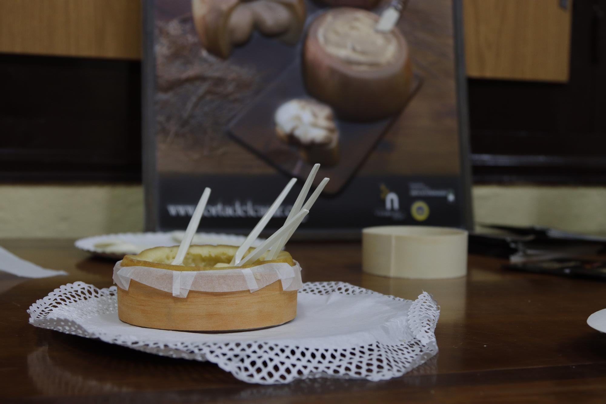 FOTOGALERÍA | Los turistas funden la Torta con la historia en Cáceres