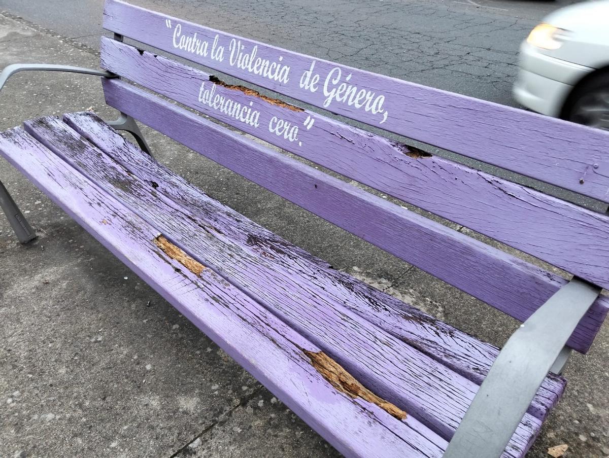 Vandalismo en Plasencia: banco dañado en el bulevar de Cañada Real.