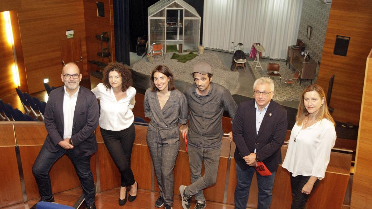 Javier de Dios, Alicia Garijo, Mónica Pérez, Xavo Giménez, Antonio Manresa y Ana Graciani, en el Teatre Arniches.