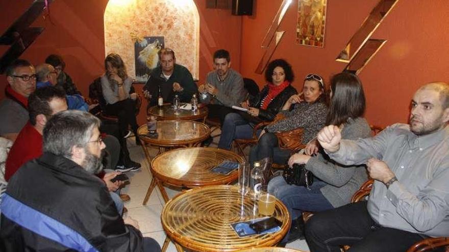 Reunión de Podemos en un pub de Cangas. // Santos Álvarez