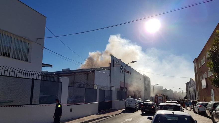 El incendio ocurrió en un concesionario de Citroën de Vélez Málaga.