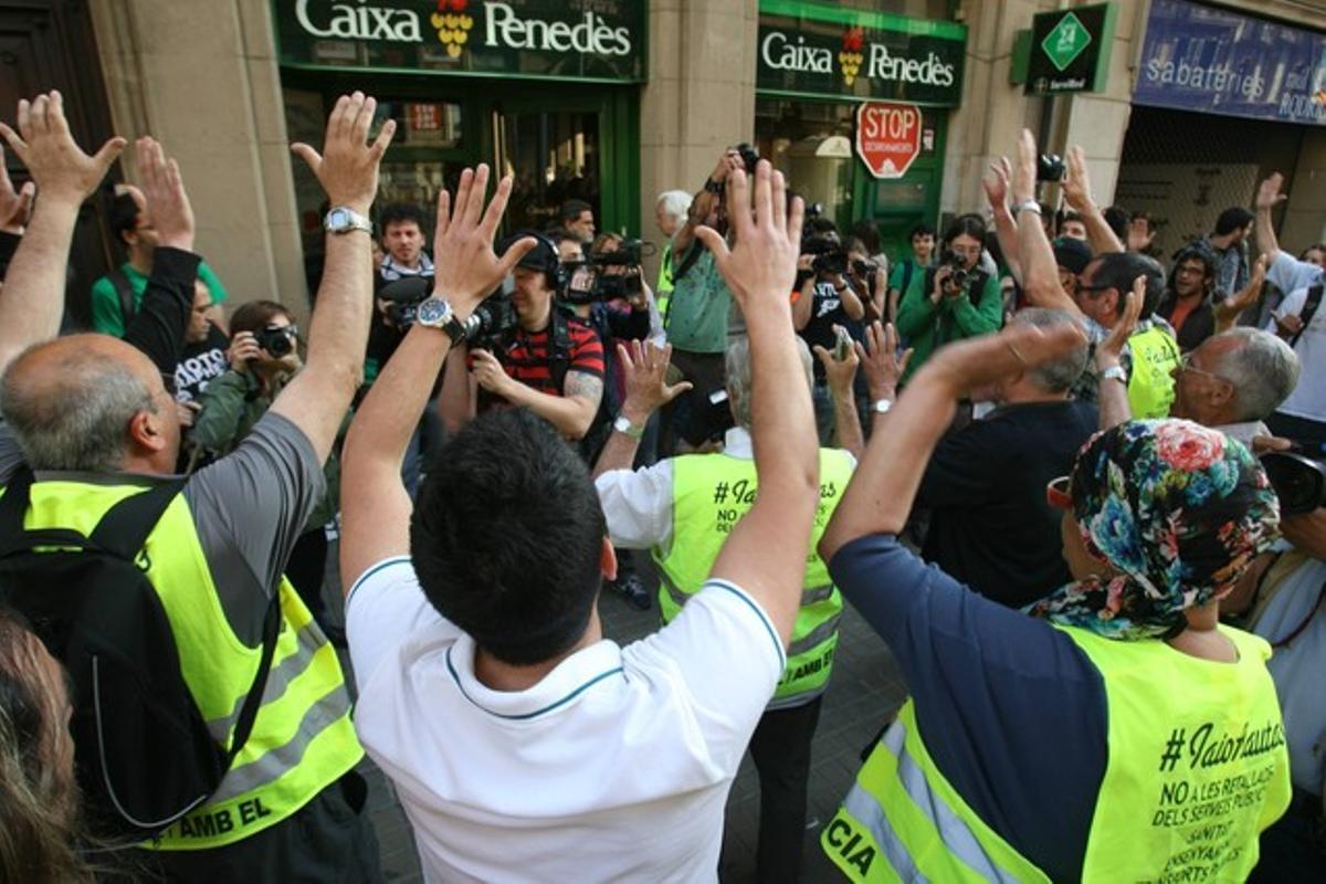 Acció davant l’entitat de Caixa Penedès, al número 5 de Pelai.