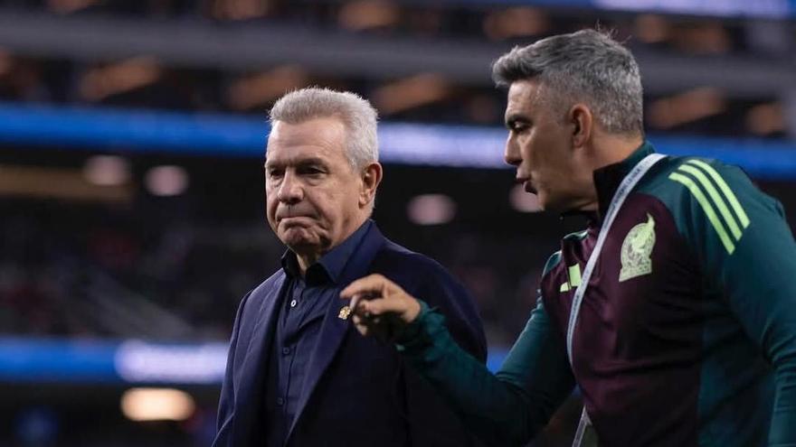 Javier Aguirre y Toni Amor, durante la final ante Panamá.